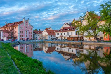 Ceske Budejovice, Çek Cumhuriyeti, 26 Nisan 2024: Çek Cumhuriyeti, Ceske Budejovice 'den geçen Malse' nin Riverside kenti.