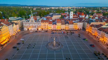 Ceske Budejovice, Çek Cumhuriyeti, 27 Nisan 2024: Ceske Budejovice, Çek Cumhuriyeti 'nin ana meydanının gündoğumu panoraması.