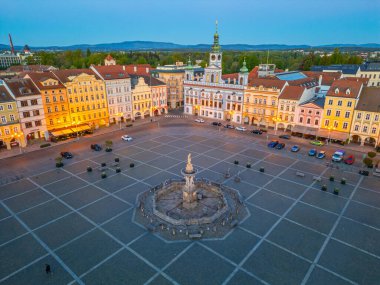 Ceske Budejovice, Çek Cumhuriyeti, 27 Nisan 2024: Ceske Budejovice, Çek Cumhuriyeti 'nin ana meydanının gündoğumu panoraması.