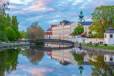 Ceske Budejovice, Çek Cumhuriyeti, 26 Nisan 2024: Çek Cumhuriyeti, Ceske Budejovice 'den geçen Malse' nin Riverside kenti.