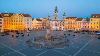 Ceske Budejovice, Çek Cumhuriyeti, 27 Nisan 2024: Ceske Budejovice, Çek Cumhuriyeti 'nin ana meydanının gündoğumu panoraması.