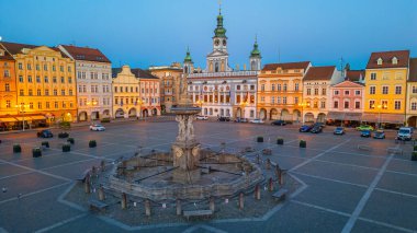 Ceske Budejovice, Çek Cumhuriyeti, 27 Nisan 2024: Ceske Budejovice, Çek Cumhuriyeti 'nin ana meydanının gündoğumu panoraması.