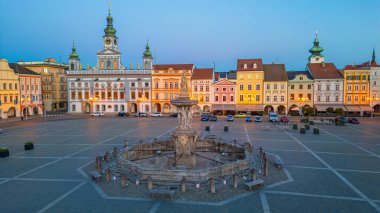 Ceske Budejovice, Çek Cumhuriyeti, 27 Nisan 2024: Ceske Budejovice, Çek Cumhuriyeti 'nin ana meydanının gündoğumu panoraması.