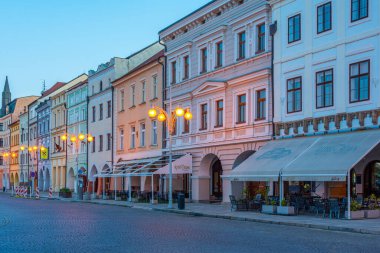 Ceske Budejovice, Çek Cumhuriyeti, 27 Nisan 2024: Çek Cumhuriyeti 'nin Ceske Budejovice kentindeki ana meydanın gün doğumu manzarası.