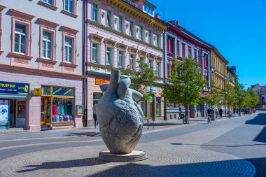 Ceske Budejovice, Çek Cumhuriyeti, 27 Nisan 2024: Ceske Budejovice, Çek Cumhuriyeti 'nin ana yaya caddesinde kalp heykeli.