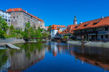 Cesky Krumlov, Çek Cumhuriyeti, 27 Nisan 2024: Vltava nehrine bakan Cesky Krumlov kalesi, Çek Cumhuriyeti.