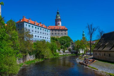 Cesky Krumlov, Çek Cumhuriyeti, 27 Nisan 2024: Vltava nehrine bakan Cesky Krumlov kalesi, Çek Cumhuriyeti.