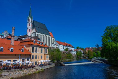 Cesky Krumlov, Çek Cumhuriyeti, 27 Nisan 2024: Cesky Krumlov, Çek Cumhuriyeti 'ndeki Aziz Vitus Kilisesi.
