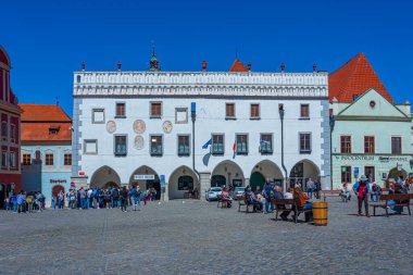 Cesky Krumlov, Çek Cumhuriyeti, 27 Nisan 2024: İnsanlar Çek Cumhuriyeti Cesky Krumlov 'un ana meydanında geziniyor.