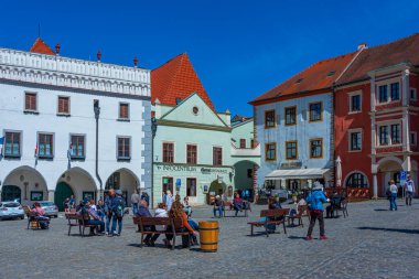 Cesky Krumlov, Çek Cumhuriyeti, 27 Nisan 2024: İnsanlar Çek Cumhuriyeti Cesky Krumlov 'un ana meydanında geziniyor.
