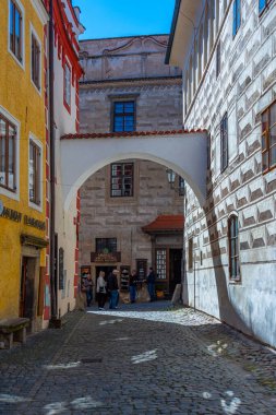 Cesky Krumlov, Çek Cumhuriyeti, 27 Nisan 2024: İnsanlar Çek Cumhuriyeti Cesky Krumlov 'un merkezinde geziniyor.