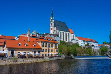 Cesky Krumlov, Çek Cumhuriyeti, 27 Nisan 2024: Cesky Krumlov, Çek Cumhuriyeti 'ndeki Aziz Vitus Kilisesi.