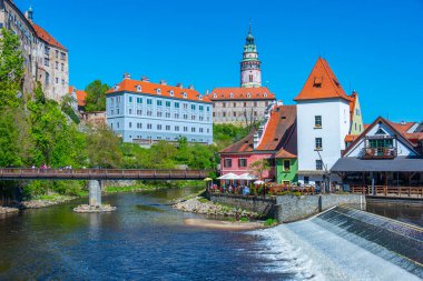 Cesky Krumlov, Çek Cumhuriyeti, 27 Nisan 2024: Vltava nehrine bakan Cesky Krumlov kalesi, Çek Cumhuriyeti.