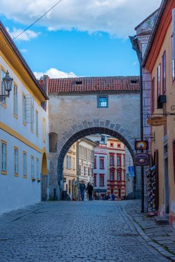 Cesky Krumlov, Çek Cumhuriyeti, 27 Nisan 2024: İnsanlar Çek Cumhuriyeti Cesky Krumlov 'un merkezinde geziniyor.