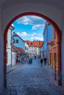 Cesky Krumlov, Çek Cumhuriyeti, 27 Nisan 2024: Budweiser kapısı Cesky Krumlov, Çek Cumhuriyeti. IMAGE