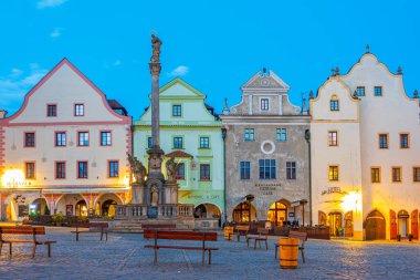 Cesky Krumlov, Çek Cumhuriyeti, 28 Nisan 2024: Çek Cumhuriyeti Cesky Krumlov 'un ana meydanının gün doğumu manzarası.
