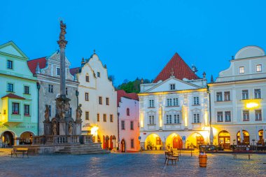 Cesky Krumlov, Çek Cumhuriyeti, 28 Nisan 2024: Çek Cumhuriyeti Cesky Krumlov 'un ana meydanının gün doğumu manzarası.