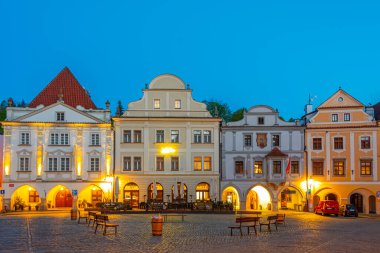 Cesky Krumlov, Çek Cumhuriyeti, 28 Nisan 2024: Çek Cumhuriyeti Cesky Krumlov 'un ana meydanının gün doğumu manzarası.