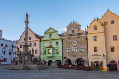 Cesky Krumlov, Çek Cumhuriyeti, 28 Nisan 2024: Çek Cumhuriyeti Cesky Krumlov 'un ana meydanının gün doğumu manzarası.