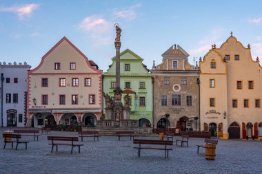 Cesky Krumlov, Çek Cumhuriyeti, 28 Nisan 2024: Çek Cumhuriyeti Cesky Krumlov 'un ana meydanının gün doğumu manzarası.
