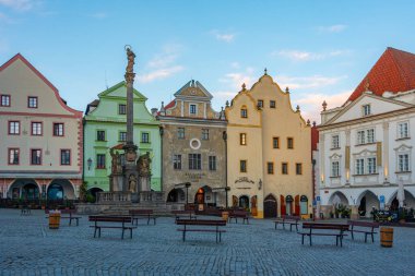 Cesky Krumlov, Çek Cumhuriyeti, 28 Nisan 2024: Çek Cumhuriyeti Cesky Krumlov 'un ana meydanının gün doğumu manzarası.