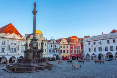 Cesky Krumlov, Çek Cumhuriyeti, 28 Nisan 2024: Çek Cumhuriyeti Cesky Krumlov 'un ana meydanının gün doğumu manzarası.