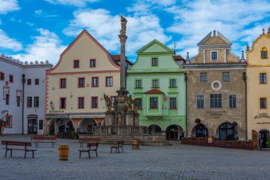 Cesky Krumlov, Çek Cumhuriyeti, 28 Nisan 2024: Çek Cumhuriyeti Cesky Krumlov 'un ana meydanının gün doğumu manzarası.