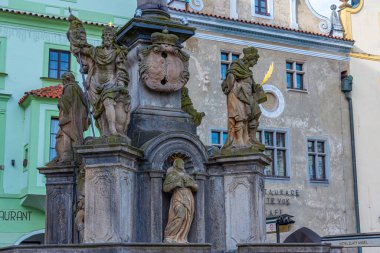 Cesky Krumlov, Çek Cumhuriyeti, 28 Nisan 2024: Çek Cumhuriyeti Cesky Krumlov 'un ana meydanının gün doğumu manzarası.