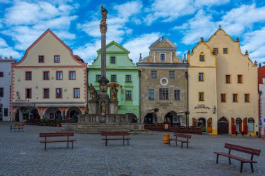 Cesky Krumlov, Çek Cumhuriyeti, 28 Nisan 2024: Çek Cumhuriyeti Cesky Krumlov 'un ana meydanının gün doğumu manzarası.