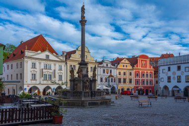 Cesky Krumlov, Çek Cumhuriyeti, 28 Nisan 2024: Çek Cumhuriyeti Cesky Krumlov 'un ana meydanının gün doğumu manzarası.