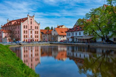Ceske Budejovice, Çek Cumhuriyeti, 28 Nisan 2024: Çek Cumhuriyeti, Ceske Budejovice 'den geçen Malse' nin Riverside kenti.