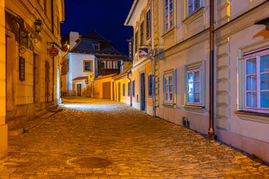 Kutna Hora, Çek Cumhuriyeti, 30 Nisan 2024: Çek Cumhuriyeti 'nin Kutna Hora kentindeki renkli bir caddenin gün batımı manzarası.