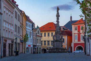 Kutna Hora, Çek Cumhuriyeti, 1 Mayıs 2024: Çek kasabası Kutna Hora.IMAGE 'deki Veba Sütununun Gündoğumu