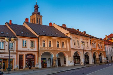 Kutna Hora, Çek Cumhuriyeti, 1 Mayıs 2024: Çek Cumhuriyeti 'nin Kutna Hora kentindeki Palacky Meydanı' nın Gündoğumu.