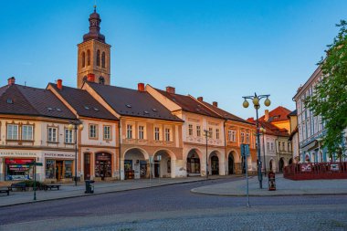 Kutna Hora, Çek Cumhuriyeti, 1 Mayıs 2024: Çek Cumhuriyeti 'nin Kutna Hora kentindeki Palacky Meydanı' nın Gündoğumu.