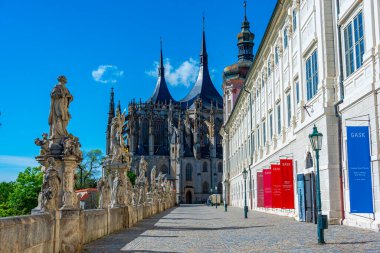 Kutna Hora, Çek Cumhuriyeti, 1 Mayıs 2024: Çek Cumhuriyeti 'nin Kutna Hora kentindeki Cizvit Koleji ve Saint Barbara Katedrali manzarası.