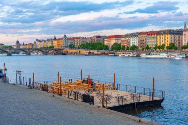 Prag, Çek Cumhuriyeti, 2 Mayıs 2024: Prag, Çek Cumhuriyeti 'nde Smichovska naplavka nehir kenarı.