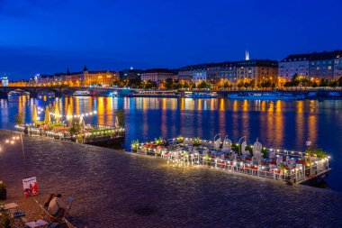 Prag, Çek Cumhuriyeti, 1 Mayıs 2024: Çek Cumhuriyeti Prag 'da Smichovska Naplavka nehir kenarının gün batımı görünümü.