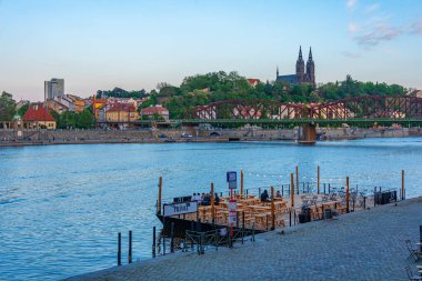 Prag, Çek Cumhuriyeti, 2 Mayıs 2024: Vysehrad Prag, Çek Cumhuriyeti 'ndeki Vyton Köprüsü' nün arkasında.