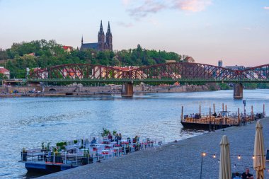 Prag, Çek Cumhuriyeti, 2 Mayıs 2024: Vysehrad Prag, Çek Cumhuriyeti 'ndeki Vyton Köprüsü' nün arkasında.
