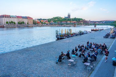 Prag, Çek Cumhuriyeti, 2 Mayıs 2024: Vysehrad Prag, Çek Cumhuriyeti 'ndeki Vyton Köprüsü' nün arkasında.