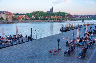 Prag, Çek Cumhuriyeti, 2 Mayıs 2024: Vysehrad Prag, Çek Cumhuriyeti 'ndeki Vyton Köprüsü' nün arkasında.