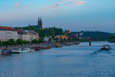 Prag, Çek Cumhuriyeti, 2 Mayıs 2024: Vysehrad 'a giden turist gemileri Prag, Çek Cumhuriyeti' nde vyton köprüsü arkasında.
