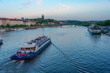 Prag, Çek Cumhuriyeti, 2 Mayıs 2024: Vysehrad 'a giden turist gemileri Prag, Çek Cumhuriyeti' nde vyton köprüsü arkasında.