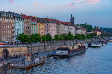 Prag, Çek Cumhuriyeti, 2 Mayıs 2024: Rasinovo nabrezi nehir kenarı Prag, Çek Cumhuriyeti. IMAGE