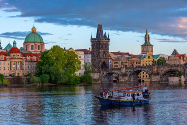 Prag, Çek Cumhuriyeti, 5 Mayıs 2024: Çek Cumhuriyeti 'nin Prag kentindeki Charles Bridge ve Saint Salvator kilisesinin günbatımı manzarası.