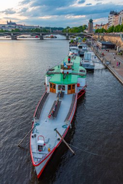 Prag, Çek Cumhuriyeti, 5 Mayıs 2024: Rasinovo nabrezi nehir kenarı Prag, Çek Cumhuriyeti. IMAGE