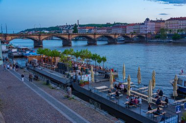 Prag, Çek Cumhuriyeti, 5 Mayıs 2024: Rasinovo nabrezi nehir kenarı Prag, Çek Cumhuriyeti. IMAGE