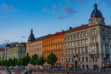 Prag, Çek Cumhuriyeti, 5 Mayıs 2024: Rasinovo nabrezi nehir kenarı Prag, Çek Cumhuriyeti. IMAGE