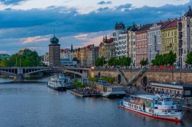 Prag, Çek Cumhuriyeti, 5 Mayıs 2024: Rasinovo nabrezi nehir kenarı Prag, Çek Cumhuriyeti. IMAGE